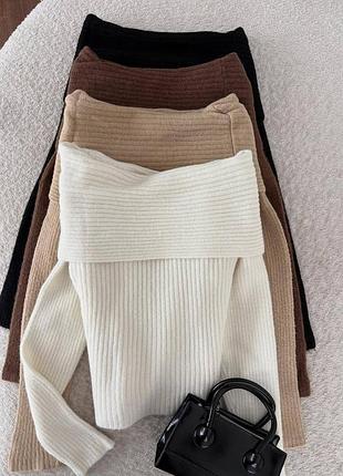 Терла м'яка кофта у кольорах, акцент на плечі