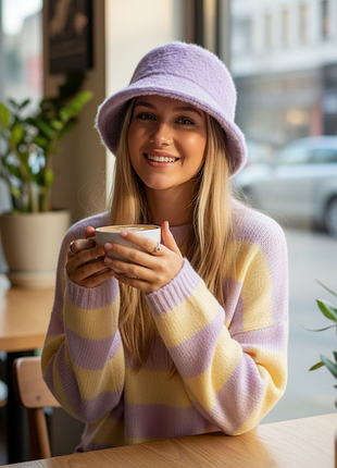 Стильная брендовая теплая меховая панама нежно лавандового цвета.