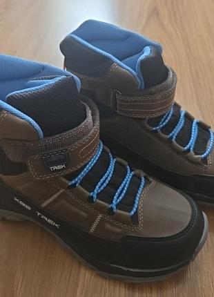 Ботинки для мальчика landrover 35 р.,новые
на флісі