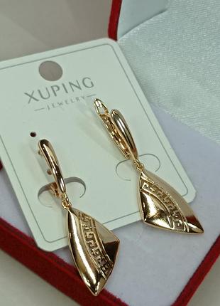 Нежные серьги-воскрюльки бесконечность с оливковым албанитом и белым фианитом. позолота.