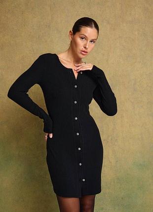 Трикотажное платье на пуговицах с рукавом