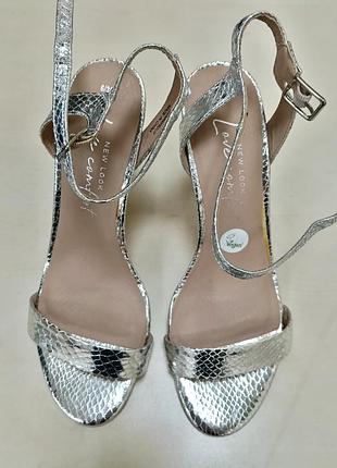 Сріблясті босоніжки під рептилію на каблуці new look love comfort gold - розмір 6/39
