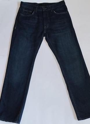 Джинсы с потертостями.