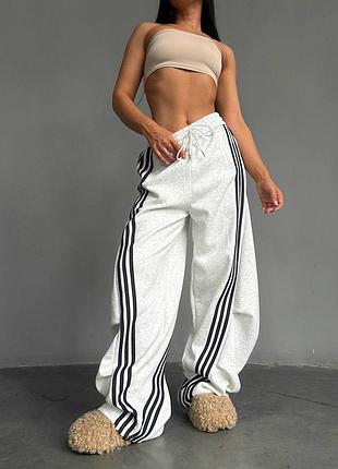 Женские теплые спортивные штаны на флисе оверсайз с лампасами на затяжках