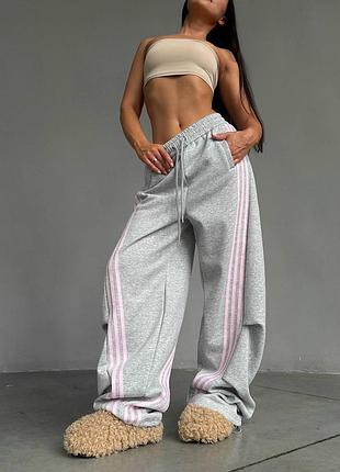 Женские теплые спортивные штаны на флисе оверсайз с лампасами на затяжках