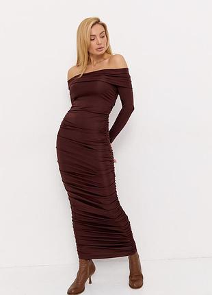 Женское платье с открытыми плечами и драпировкой