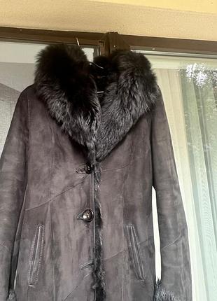 . жіночна та розкішна  елегантна довга дублянка з натурального хутра