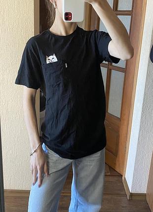 Чорна базова футболка rip n dip з котиком в кишені