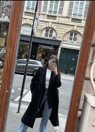 Чорне пальто з поясом