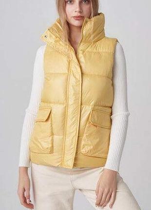 Женский желтый пуховый жилет: яркий акцент для вашего образа