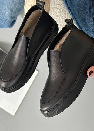 Лоферы женские из натуральной кожи утепленные зимние черного цвета