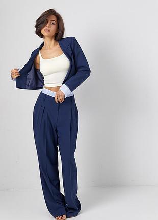 Брючный костюм с коротким жакетом
