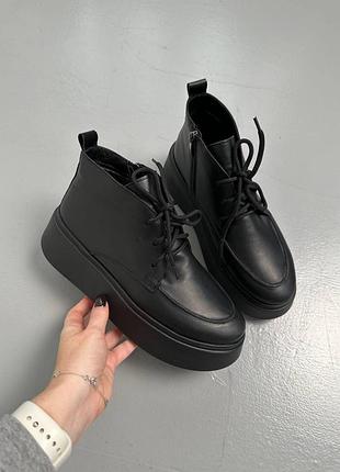 Короткие ботинки из натуральной кожи зимние черного цвета