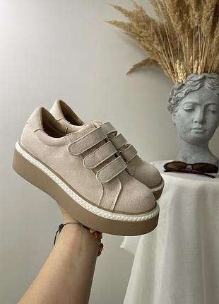 Кросівки молочні