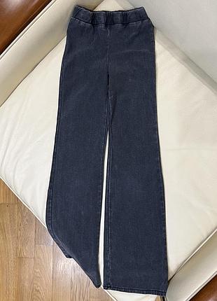 Облягаючі легінси із щільного трикотажу, схожого на джинсову тканину, із зручною застібкою, регульованою талією та розкльошеними брючинами.