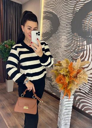 Мягкий и приятный к телу свитер прямого кроя в полоску