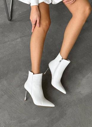 Жіночі ботильйони на шпильці
