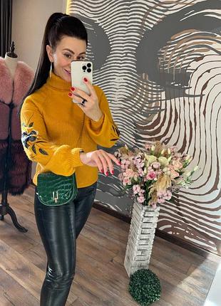 Яркий теплый свитер под горло с узором на рукавах