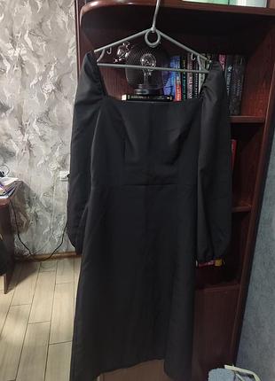 Черное платье с вырезом