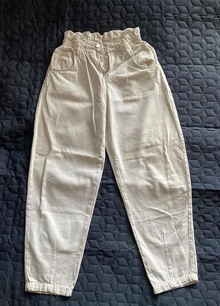 Білі штани bershka