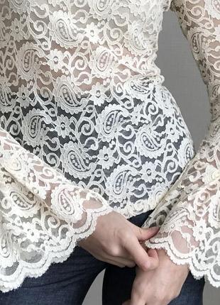 Мереживний гольф з великими манжетами бежевий світлий лонгслів жіночий