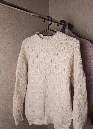 Стильный свитер с бантиками