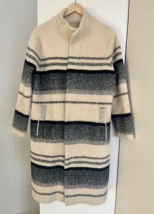 Стильне тепле пальто в смужку