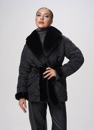 Зима стьобане пальто коротке з хутряним коміром чорне з поясом