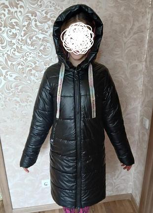 Пальто детское зимнее в очень хорошем состоянии,158 размер.один нюанс подерта подшивка виден на фото.