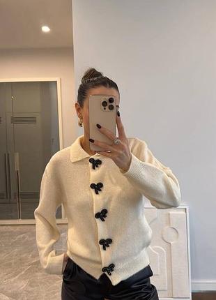 Жіночий укорочений кардиган із декоративними замтібками у вигляді метеликів | 4575