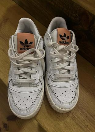 Белые кроссовки adidas,