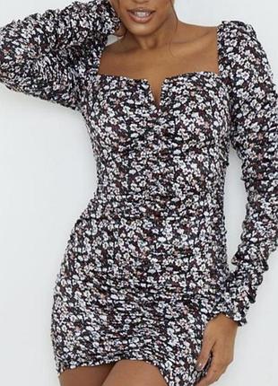 Платье с затяжками pretty little thing