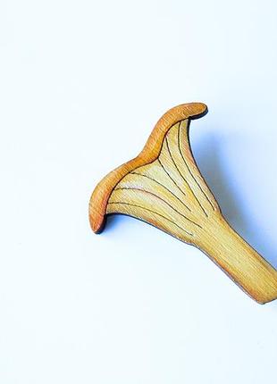 Деревянный значок гриб лисичка