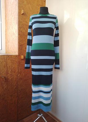 Брендовое вискозное трикотажное длинное платье в рубчик