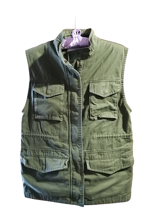 Жилетка pull and bear женская хаки масло с карманами, карго, размер s, милитари, зеленая