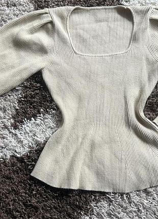 Дуже гарний светр, що підкреслює талію