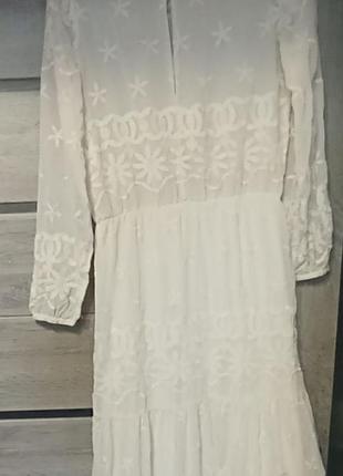 Платье нежного цвета шампань.