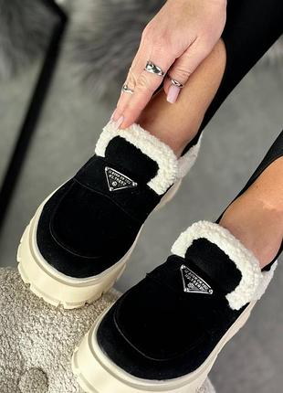 Черные зимние утепленные лоферы - автоледи на высокой бежевой подошве