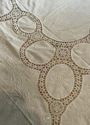 Скатерть большая с вышивкой и вязаным кружевом