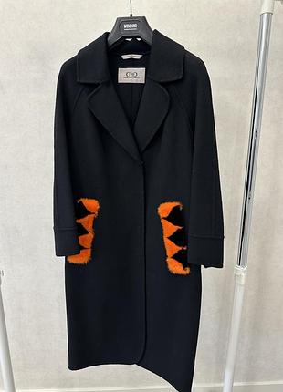 Чорне вовняне пальто з акцентними хутряними вставками, розмір s/m