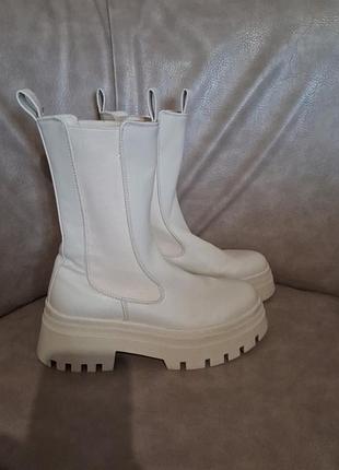 Красиві молочні черевики чоботи екорежа