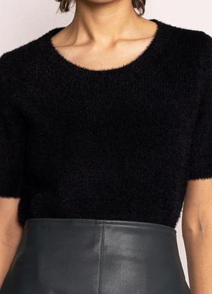 Черный трикотажный пушистый свитер с короткими рукавами бренда papaya