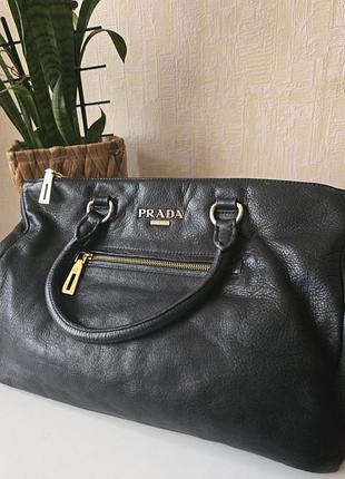 Стильна сумка prada — елегантність у кожній деталі!