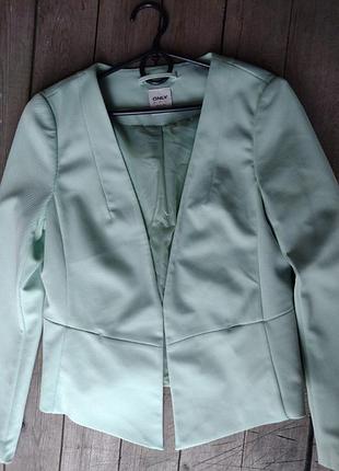 Піджак жіночий ,відомий бренд 
розмір вказаний 36
ніжний мятний колір 💚