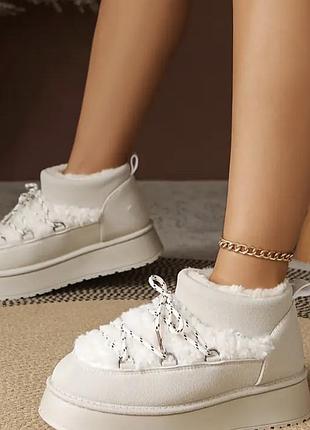 Тепленькі зимові уги у молочному кольорі