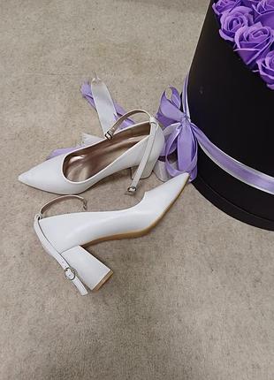 Женские туфли,белого цвета,на каблуке