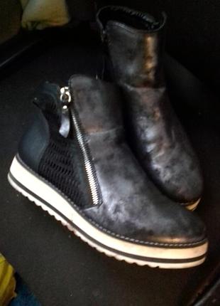 Ботинки с блеском.