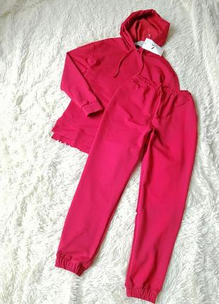 Костюм насиченого червоного кольору