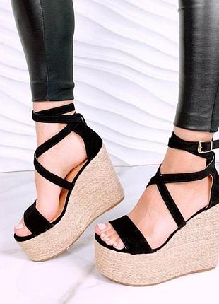 Чорні босоніжки на платформі
