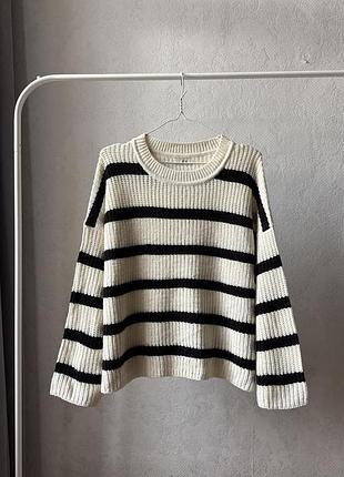 Обʼємний светр в смужку з широкими рукавами